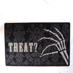 NEW HALLOWEEN TRICK OR TREAT SKELETON ARM CANDY CORN ENTRY FRONT DOOR MAT RUG